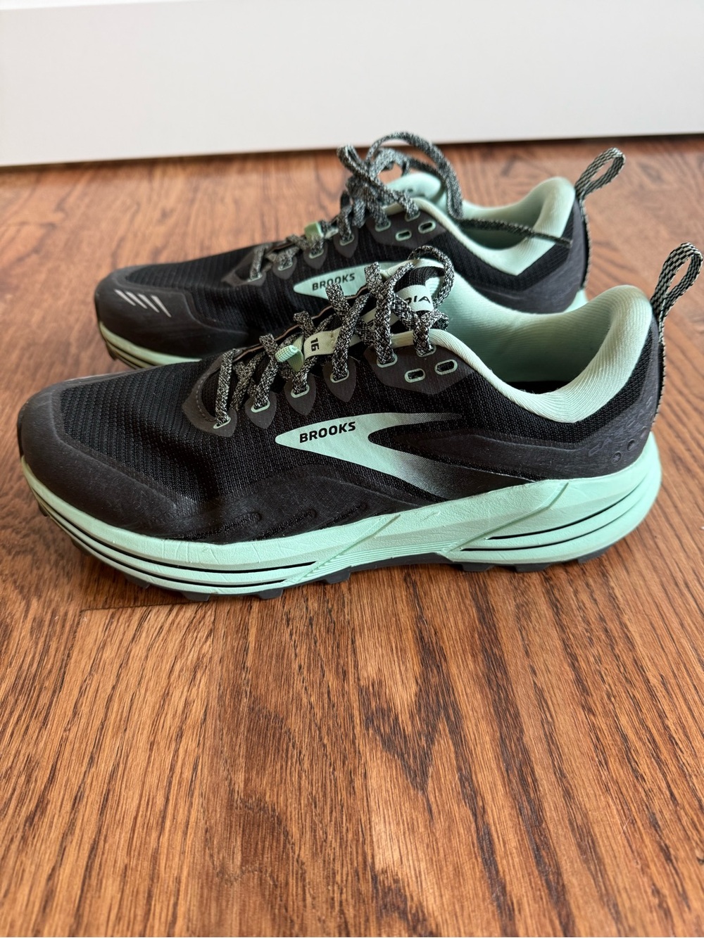 Brooks Black and Mint Green Low-Top Trail Sneakers - Picture 3 of 8
